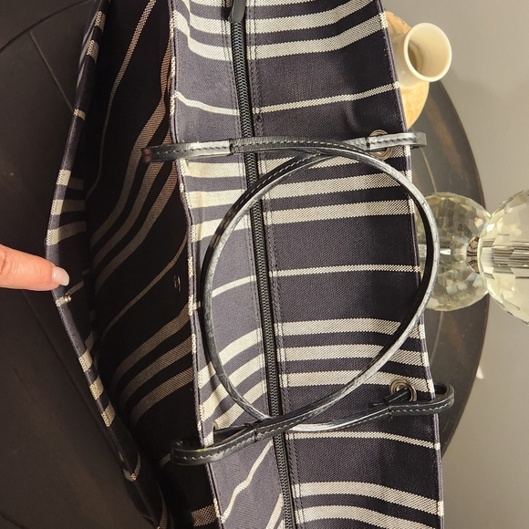 BURBERRY Large Tote Zip Shopper - Picture 8 of 15